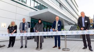 Bei der feierlichen Eröffnung Europas größten Forschungsgebäudes: Gesamtprojektleiterin Susanne Müller, Oberbürgermeister Uwe Schneidewind, Projektleiterin Forschung Barbara Albrecht-Kuepper, Leiter Forschung und frühe Entwicklung Philip Larsen, und Standortleiter Maik Eckelmann. (v.l.) (Bayer)