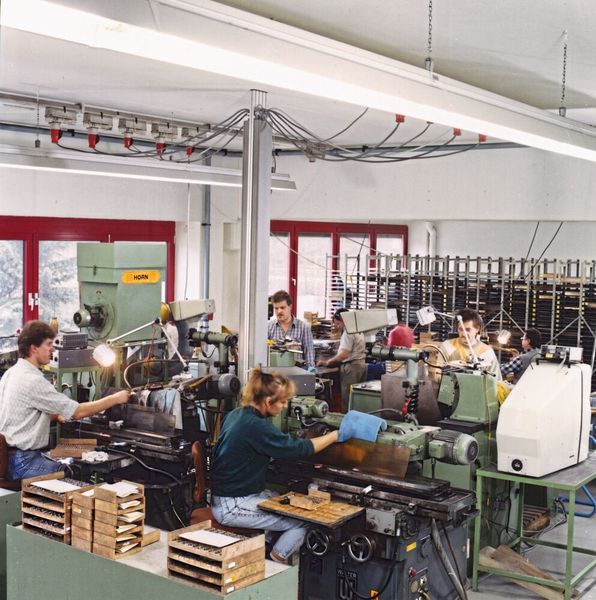 Arbeiter in der Produktion. (Horn)