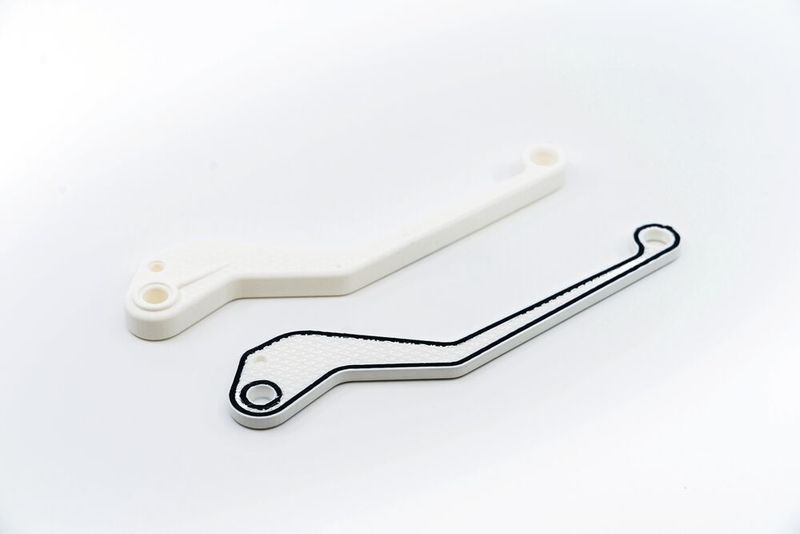 Während des 3D-Drucks wird Schicht für Schicht die Karbon-Endlosfasern entlang der Kontur gelegt. Am Ende jeder Schicht, schneidet die Düse die Faser ab.  (Markforged)