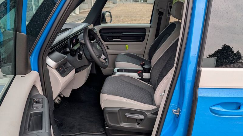 Der ID Buzz baut zwar nicht mehr – wie die Vorgänger vom T1 bis zum T6.1 – auf einer eigenen Transporterplattform auf, sondern auf dem Modularen Elektrobaukasten. Trotzdem ist die Sitzposition deutlich höher als im Pkw und vermittelt zumindest einen Hauch des früheren „King of the Road“-Feelings. Was man aber auch sieht: Mechanische Sitzverstellung in einem 78.000-Euro-Auto... (Bild: Rosenow – VCG)