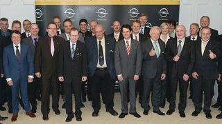Vertreter von 23 Opel-Partnern nahmen vergangene Woche ihren Goldenen Service-Pokal entgegen. (Foto: Opel)