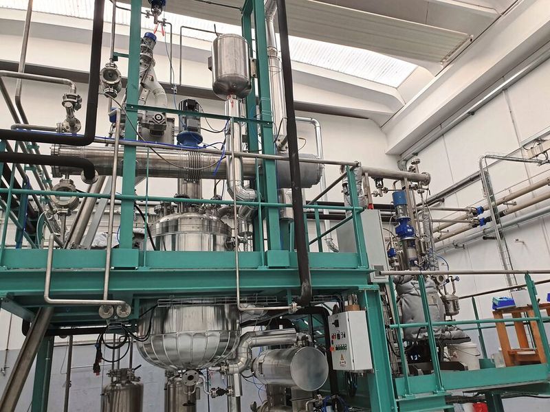 Derzeit werden die ersten Modellanlagen aufgebaut mit dem Kernstück der gr3n-Technologie dem patentierten Mikrowellenreaktor, der den Depolymerisationsprozess einleitet. (Bild: gr3n)