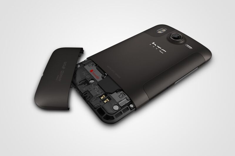Das Gehäuse des HTC Desire HD ist wie das HTC Legend aus einem massiven Aluminiumblock gefräst und deshalb besonders edel. Unten findet man den Schacht für SIM-Karte und microSD-Card, den Micro-USB-Anschluß und  die 3,5mm Buchse für das Headset. (Archiv: Vogel Business Media)