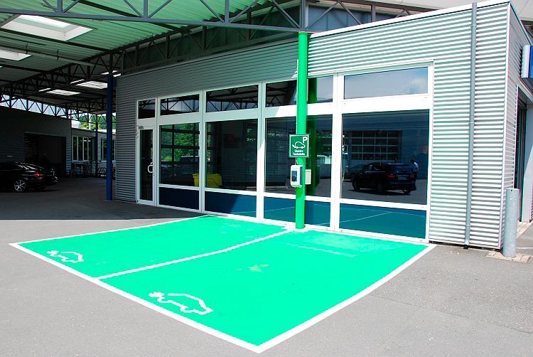 Überall vorbildlich: Selbstverständlich hat Jürgens eigene Parkplätze und eine Ladestation für E-Autos. (Foto: Rosenow)