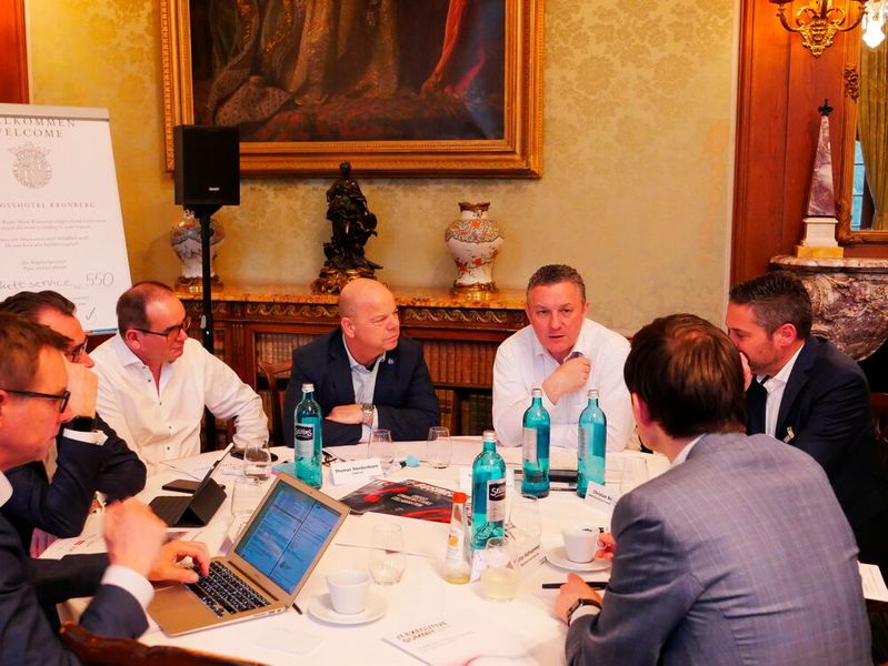 Angeregter Austausch am Tisch von Herbert Bockers (NTT Global) … (Vogel IT-Akademie)