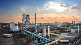 Große Elektrolyseanlagen wie diese von Linde in Leuna sind die Basis der Wasserstoffversorgung. Mit ihnen können alle Transportmittel bedient werden, von der Pipeline bis zum Kesselwagen. (Bild: Linde)