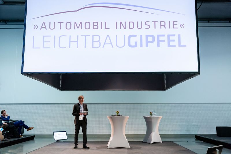 „Leichtbau macht das bessere Auto“, sagte Claus-Peter Köth zur Begrüßung der rund 240 Teilnehmer.  (Stefan Bausewein)