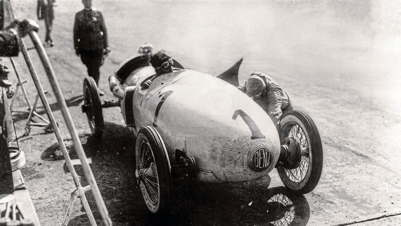 Beim Großen Preis von Europa in Monza am 9. September 1923: Am Steuer sitzt Ferdinando Minoia, der später Platz vier belegt. Schön zu sehen: die zweite Version des Wagens, bei der der Kühler in der Mitte des Wagens sitzt. Bei der dritten Version wanderte er in den Bug und der Tank in das Heck.   (Bild: Mercedes-Benz)