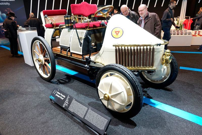 Die Elektromobilität ist für die Marke Porsche kein Neuland – das zeigt dieser Lohner-Porsche, ein Hybridauto Baujahr 1900. (Bild: Rosenow/»kfz-betrieb«)
