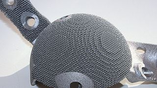 Bild 1: Die Hüftpfanne ist durch 3D-SLM-Lasertechnologie in Schichtbauweise aus Ti-6Al-4V-Pulver gefertigt worden. Die filigrane Strukturierung der Oberfläche verbessert das Anwachsen des Knochens an das Implantat (Bild: SLM)