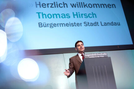 ...durch den Bürgermeister von Landau, Thomas Hirsch. (Archiv: Vogel Business Media)