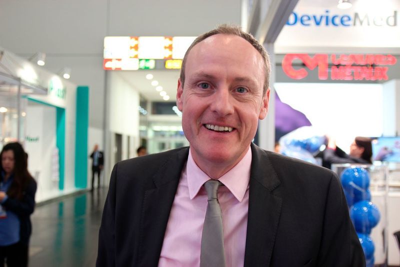 „Medimex ist sowohl Großhändler als auch Hersteller von Medizinprodukten für den OP. Auf die Compamed komme ich auf der Suche nach Lohnfertigern im Kunststoffbereich, denn wir haben viele Ideen für neue Eigenprodukte“, verrät Markus Michel, Bereichleiter Einakuf und Logistik bei der Medimex GmbH, im Gespräch mit Devicemed-Redakteurin Kathrin Schäfer. (Bild: Schäfer)
