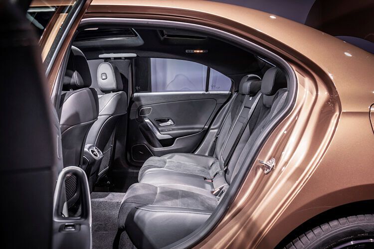 Bei der Entwicklung der chinesischen A Klasse L lag ein Schwerpunkt auf der Kniefreiheit der Fondpassagiere.  (Daimler)