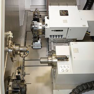 Simultan geht's schneller: Der zweite, untere Werkzeugrevolver ermöglicht ein zeitgleiches Bearbeiten von Werkstücken an Vorder- und Rückseite.