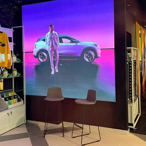 Innen gibt es digitale Flächen.(Bild:  Renault)