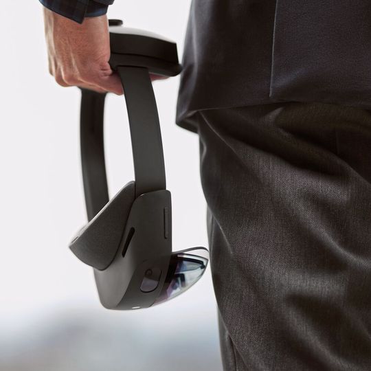 Transformation im Mittelstand: Mit der HoloLens 2 von Microsoft bekommen mittelständische Unternehmen die Möglichkeit, digitale Inhalte in einer physich-realen Umgebung zu transportieren. Transformation im Mittelstand: Mit der HoloLens 2 von Microsoft bekommen mittelständische Unternehmen die Möglichkeit, digitale Inhalte in einer physich-realen Umgebung zu transportieren.