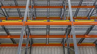 Die Rahmenhöhe der neuen Einschubregalanlage beträgt 10 m, was fünf Lagerebenen Platz bietet. (Bild: AR Racking)