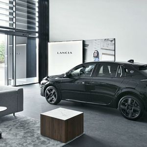 Lancia will in den Verkaufsräumen ein elegantes Ambiente erzeugen, das durch große Fenster und viel natürliches Licht noch aufgewertet wird – im Bild der Pariser Standort, wo der Schauraum 200 Quadratmeter groß und in einen Stellantis-Multimarkenbetrieb integriert ist. (Bild:  Stellantis/Michel Riehl)