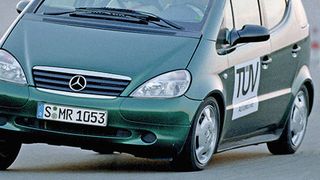 Mercedes-Benz A-Klasse im Jahr 1997 bei ESP-Testfahrten.  (Daimler AG)
