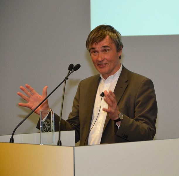 Der Chairman der Jury, Prof. Kai Simons, hält die Laudatio.  (Bild: LABORPRAXIS)
