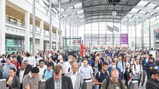 Das Interesse an der Labor- und Analysentechnik war ungebrochen, wie die volle Eingangshalle an einem der Messetage zeigt. (Bild: Messe München)