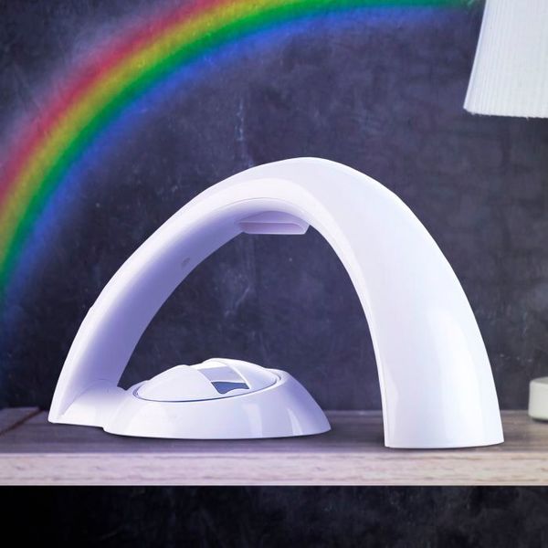 An grauen Herbsttagen braucht man auch mal etwas Farbe. Diese Nachttischlampe projiziert dank fünf farbiger LEDs einen märchenhaften Regenbogen an Wände und Decke. Dabei kann zwischen zwei verschiedenen Leucht-Modi gewählt werden: Entweder strahlen alle Farben gleichzeitig oder die Farben leuchten sukzessive und sanft nacheinander. Für 19,95 Euro gibt es den Regenbogen-Projektor bei Monsterzeug.de.  (Monsterzeug.de)
