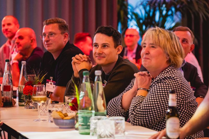 Impressionen vom 24. Würzburger EMS-Tag: Im Mittelpunkt standen aktuelle Branchenthemen, praxisnahe Impulse und insbesondere der persönliche Austausch innerhalb der EMS-Community. (Bild: Stefan Bausewein)
