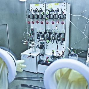 Abb.2: Aufgrund der Radioaktivität findet die Synthese der PET-Tracer in einem streng abgeschirmten Isolator statt.