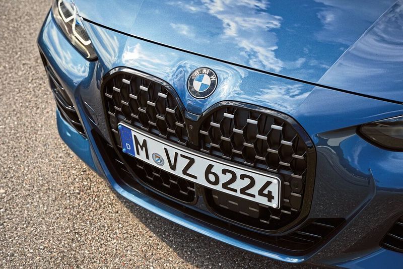 So verfügt der 4er über eine große, aufgestellte Niere. (BMW)