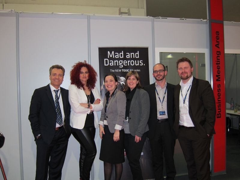 Das Traditionsfoto: Besa Agaj, IT-BUSINESS (2. v. l.) mit dem Sapphire Team (v. l.) Thomas Kessler, Claudia Geislinger, Tamara Geiger, Uli Kurzböck und Alexander Schmidt (Bild: IT-BUSINESS)