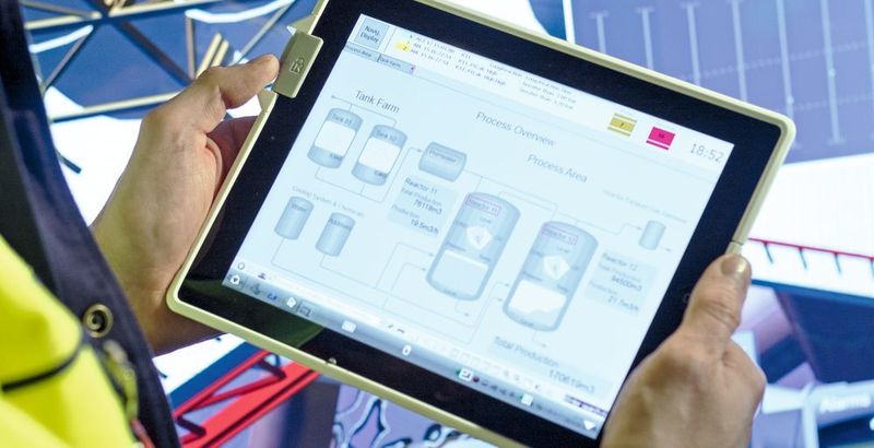Der „800xA IPad Operator Work­place“ zeigt einen vollwertigen Leitsystem-Bedienplatz auf dem verhältnismäßig kleinen Bildschirm eines Tablet-Computers. (ABB)