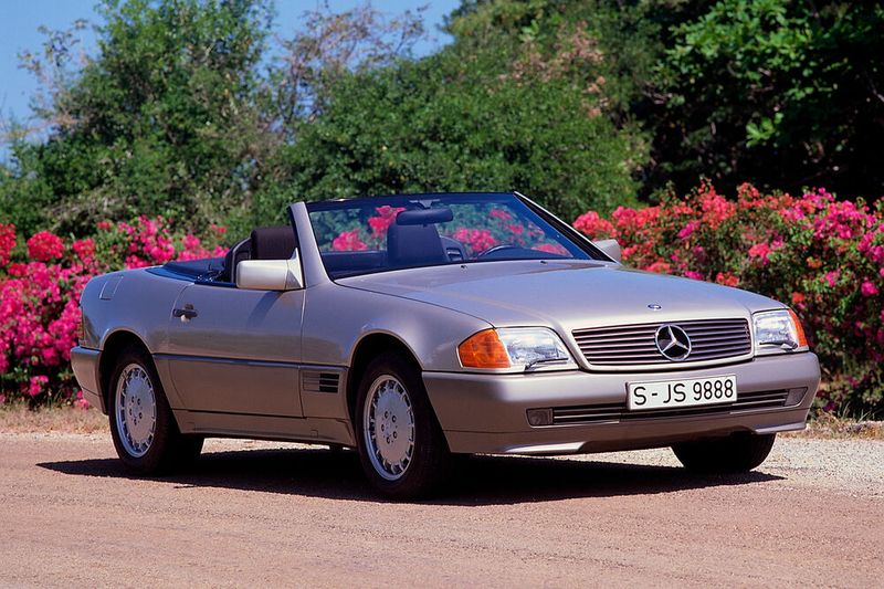 Auch ein Mercedes ist wieder unter den Klassikern: Der SL (R 129) beeindruckte vor 30 Jahren mit seinen automatisch ausfahrenden Überrollbügeln. (Bild: © Daimler AG)