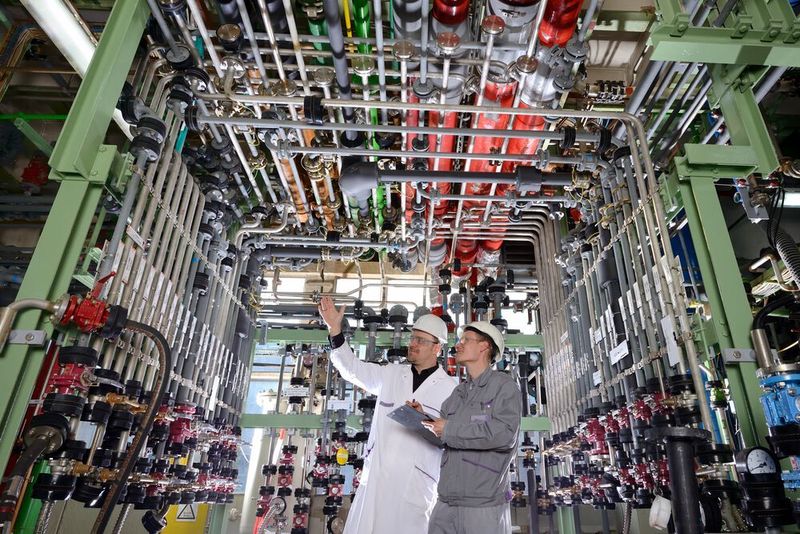Solche Klemmbretter wird es nach der Einführung der digitalen Checklisten bei Lanxess nicht mehr geben. Die Mitarbeiter inspizieren den Rohrbahnhof im Zeto in Leverkusen.  (Lanxess / Thorsten Martin)