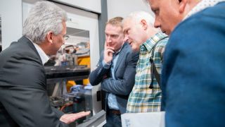 Auf der Fensterbau Frontale erleben die Besucher ein PVC- und ein Alu-Bearbeitungszentrum live unter Produktionsbedingungen. Das vermittelt einen realistischen Eindruck von der Präzision, Geschwindigkeit und Flexibilität in der Profilbearbeitung.
 (Bild: Schirmer)