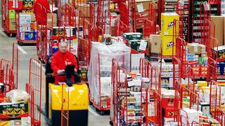 Am Warenausgang eines Lekkerland-Lagers stehen Roll- und ISO-Container zur Verladung bereit. (Bild: Lekkerland)