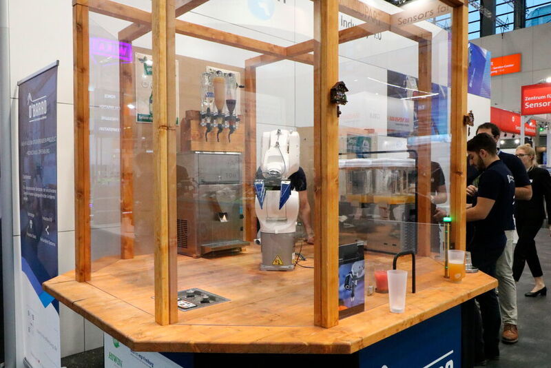 Roboter leisten viel für die Automatisierung – sie können aber auch Getränke mixen, wie der Barkeeper-Roboter O'Barro aus Offenburg beweist.  (K.Juschkat/elektrotechnik/konstruktionspraxis)