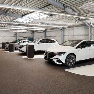 In der Service-Lane warten digital gebuchte Fahrzeuge auf ihren Einsatz.(Bild:  Mercedes-Benz)