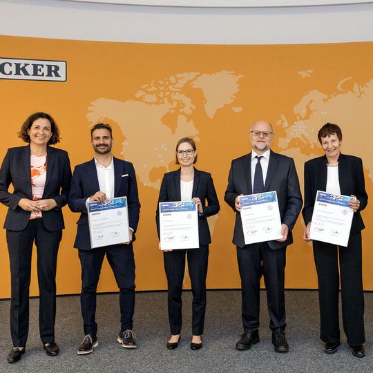 Mario Arcos Rodriguez (zweiter von links), Johanna Koch, Rupert Pfaller und Annemarie Reutter-Maier (von links nach rechts) wurden mit dem diesjährigen Alexander Wacker Innovationspreis ausgezeichnet. Vorstandsmitglied Angela Wörl (links) gratulierte unter anderem. Mario Arcos Rodriguez (zweiter von links), Johanna Koch, Rupert Pfaller und Annemarie Reutter-Maier (von links nach rechts) wurden mit dem diesjährigen Alexander Wacker Innovationspreis ausgezeichnet. Vorstandsmitglied Angela Wörl (links) gratulierte unter anderem.