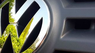 Volkswagen und AWS haben den Aufbau einer "Volkswagen Industrial Cloud" bekannt gegeben. Dabei handelt es sich um eine Cloud-basierte digitale Produktionsplattform, die zu einer Vernetzung der Produktions- und Logistikprozesse des Automobilkonzerns führen wird. (Bild: Pixabay)