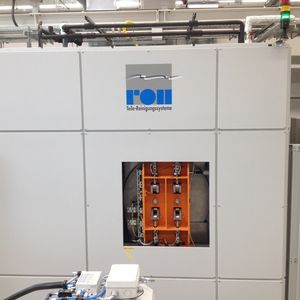 The system is equipped with a rotary mounting laid out for two zero-point clamping systems of different size in order to clean the mould halves which weigh up to 70 kg.