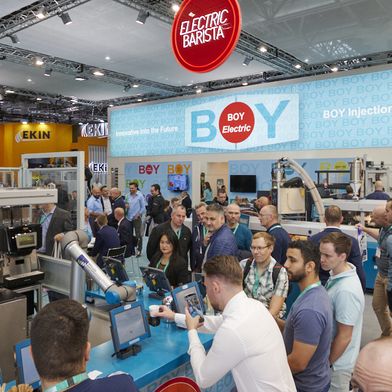 Dr. Boy Barista-Bar: Mit dieser Anwendung demonstriert der Maschinenhersteller, wie vielseitig und zugänglich Spritzgießtechnologie im Kontext von Digitalisierung, Automation und kundenindividueller Produktion eingesetzt werden kann. (Bild: Dr. Boy)