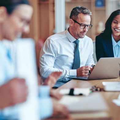 Mit der steigenden strategischen Relevanz von HR treiben Unternehmen die Weiterentwicklung ihrer Organisationsstrukturen voran und etablieren eine zukunftsfähige technologische Basis – bei voller Aufrechterhaltung des laufenden Betriebs. Traditionelle Modelle gehen, eine starke Employee Experience kommt.
 (Bild: © Flamingo Images/stock.adobe.com)