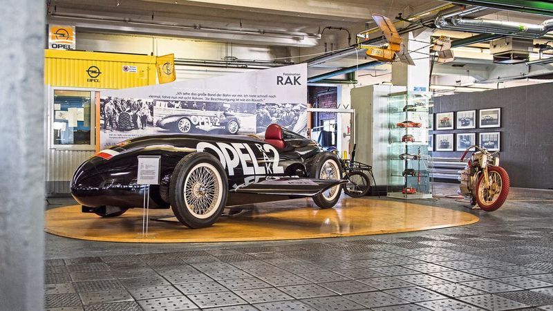 Fritz von Opel reitet auf der Rakete: Am 23. Mai 1928 stellte der Enkel von Firmengründer Adam Opel auf der Berliner Avus einen Geschwindigkeitsrekord von damals sagenhaften 238 km/h auf. Es blieb die einzige Fahrt von „Raketen-Fritz“ mit dem RAK 2. 24 Feststoffraketen sorgten für sechs Tonnen Schub und brachten das Gefährt auf 238 km/h Höchstgeschwindigkeit.  (Opel)