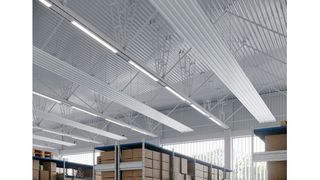 Hohe Räume und Werks- oder Lagerhallen lassen sich energieeffizient mit den "Deckenstrahlplatten DEG" kühlen und heizen. Breite und Länge der Deckenstrahlplatten können individuell passend zur Kühl- und Heizlast sowie den zu temperierenden Zonen konfiguriert werden. (Bild: Arbonia)