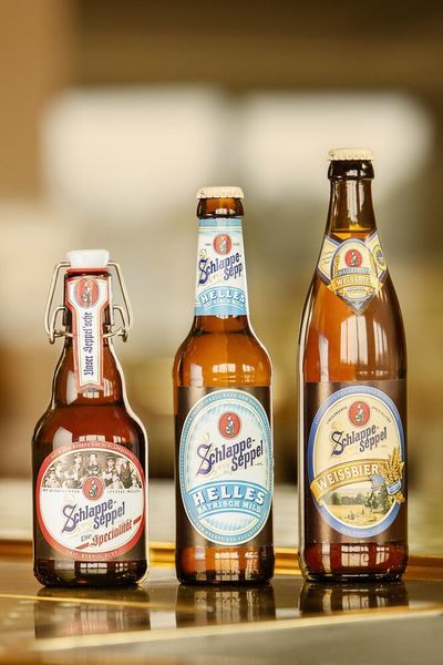 Mit der Innofill Glass DRS-ZMS kann Eder & Heylands bis zu 36.000 standardisierte Poolflaschen1, sogenannte Longneck- (0,33 Liter) und NRW-Flaschen (0,5 Liter), pro Stunde abfüllen und reinigen, mit der Innofill Glass DPG bis zu 15.000 Bügelflaschen pro Stunde. (KHS)