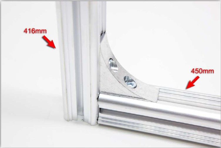 Der 3D-Drucker Velleman K8200 im Aufbau: Montage des Rahmens (Bild: Velleman nv)