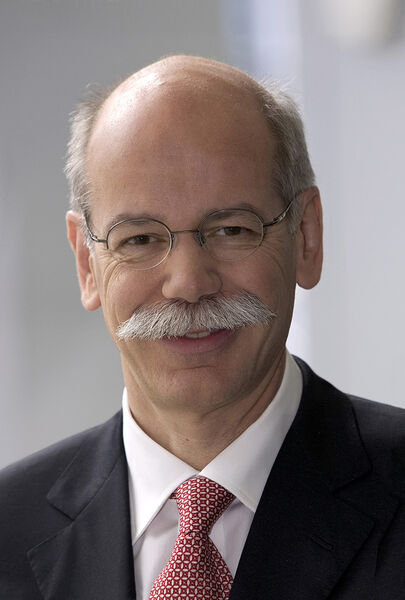 Zetsche ist einer der dienstältesten Vorstandsvorsitzende der Dax 30 Konzerne und seit Januar 2006 im Amt. 2011 erhielt Zetsche die Ehrendoktorwürde der Hacettepe-Universität (Ankara, Türkei). (Daimler)