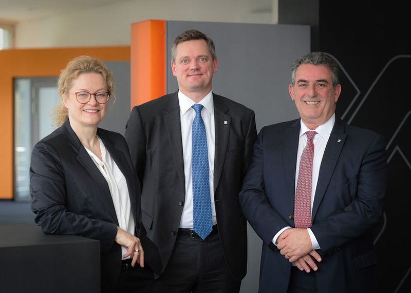 Der Vorstand der Weidmüller Gruppe um Elke Eckstein (Vorstand Operations und Chief Digital Officer), Jörg Timmermann (Vorstandssprecher und Finanzvorstand) und José Carlos Álvarez Tobar (Vertriebsvorstand) ist mit dem Jahr 2017 sehr zufrieden (v.l.n.r.). (Weidmüller)