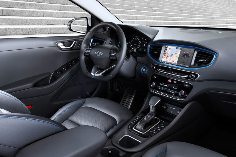 Im recht konventionell gehaltenen Innenraum kommen regenerative Materialien zum Einsatz. (Hyundai)