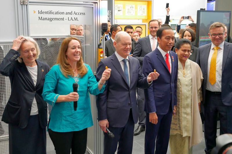 Pilz demonstrierte den Politikern seine Sicherheitskonzepte für Maschinen.  (Bild: Sandro Kipar/VCG)